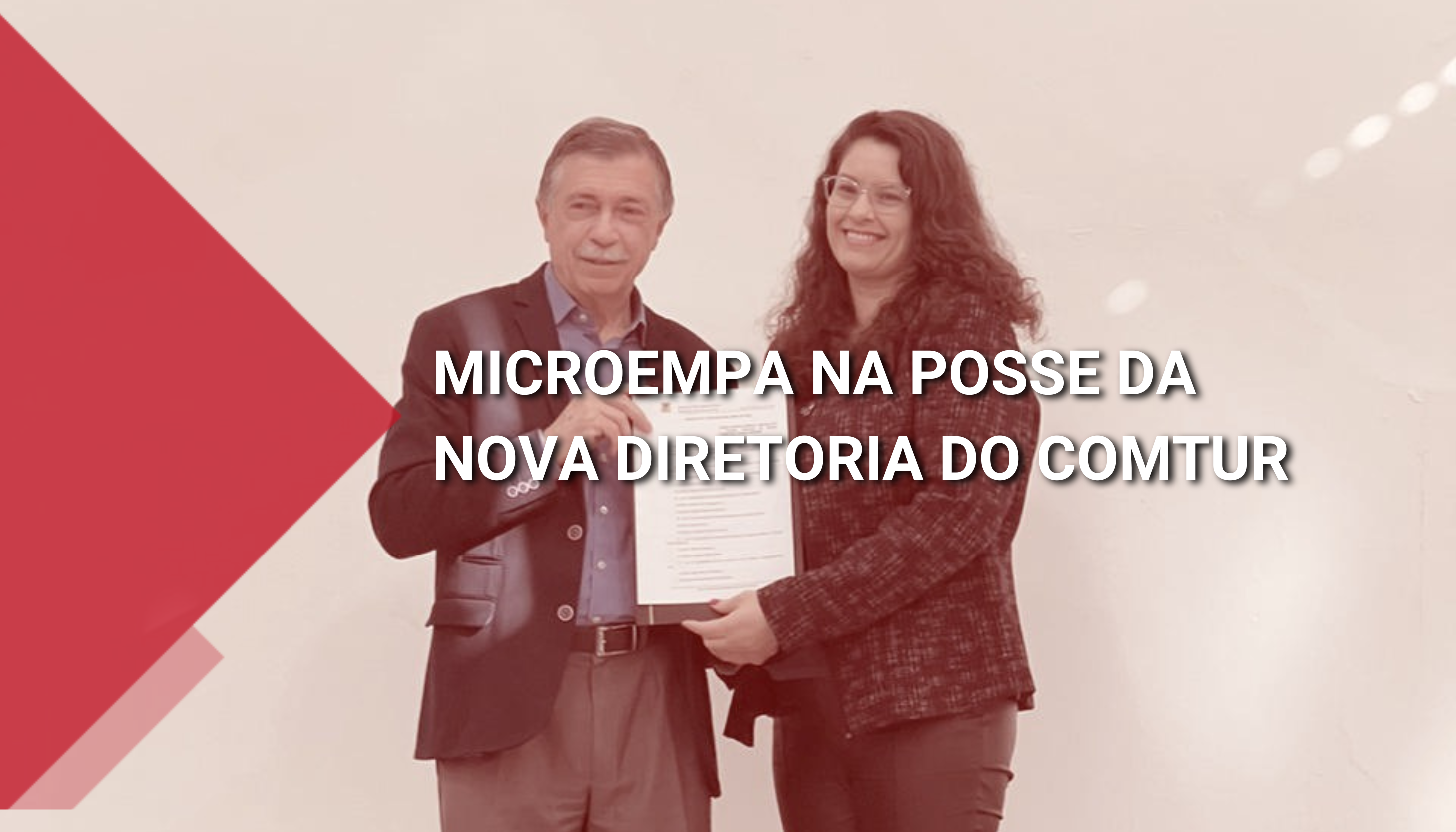 A imagem mostra o prefeito da cidade de Caxias do Sul (RS) entregando um documento para a representante da Microempa que passa a fazer parte do Conselh Municipal de Turismo, Florência Del Carmen Nieto.