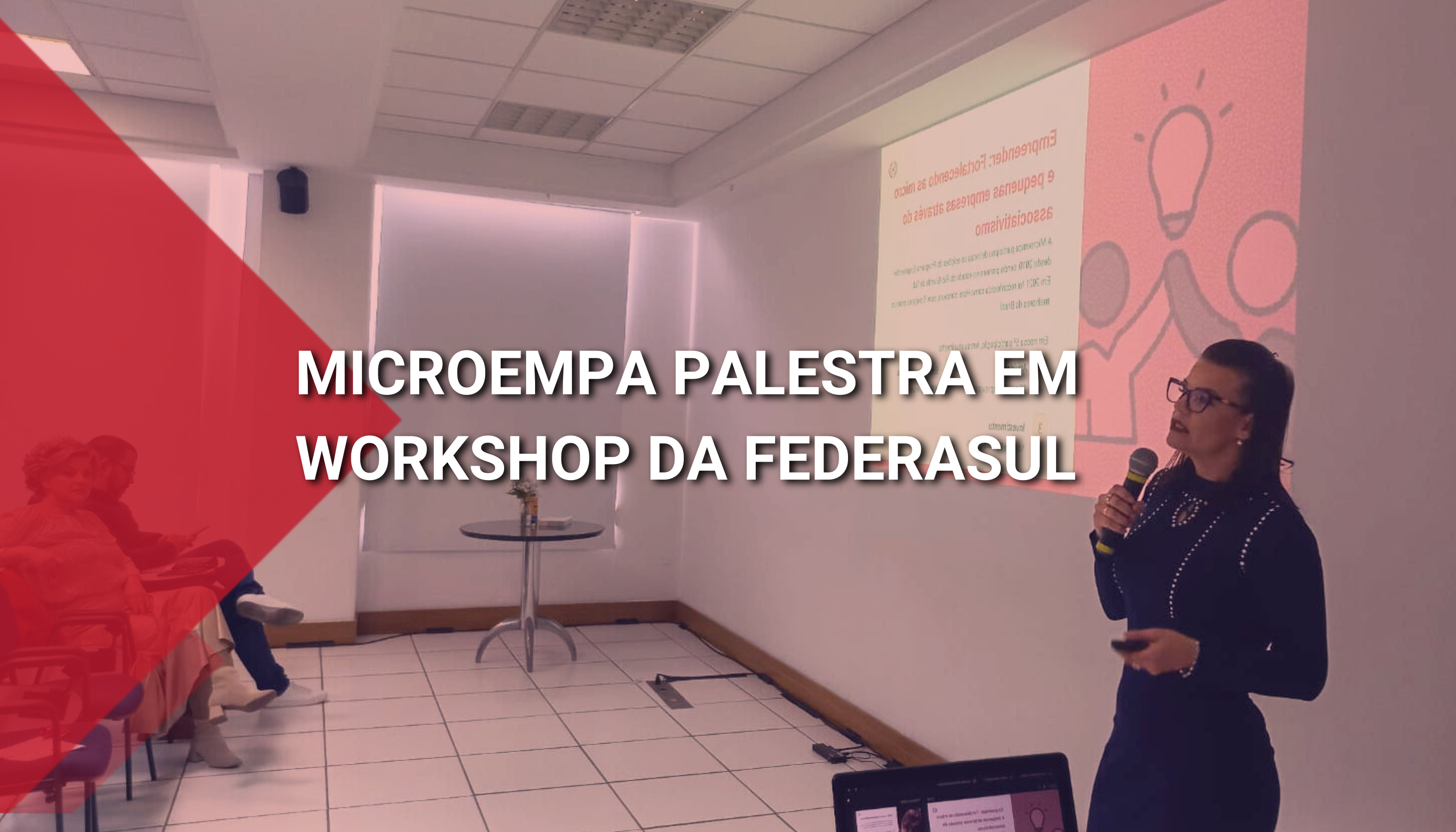 Na imagem, é possível ver a gerente da Microempa palestrando n Federasul.