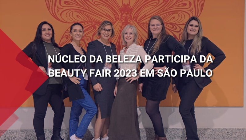 Na foto, podemos ver as integrantes do Núclêo da Beleza em frente a uma parede com o símbolo da Beauty Fair.