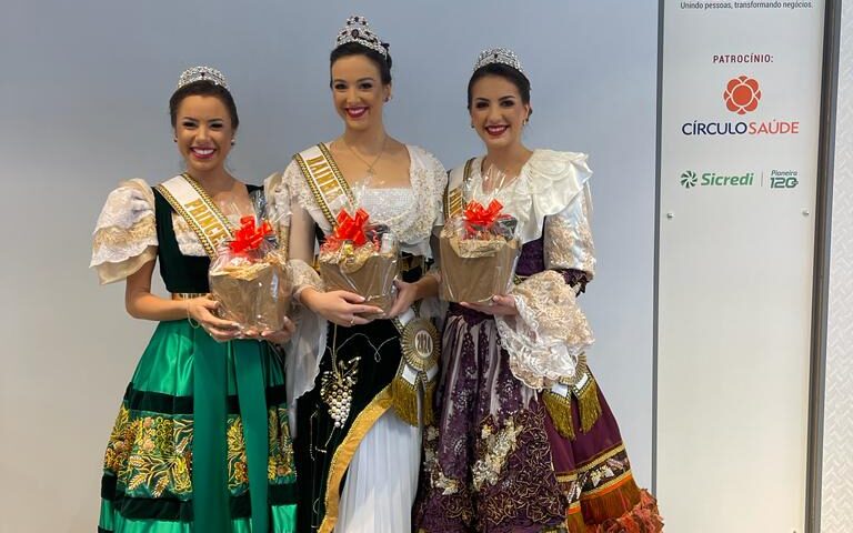 Soberanas da 34ª Festa Nacional da Uva. Da esquerda para a direita:  Princesa Eduarda Ruzzarin Menezes, Rainha Lizandra Mello Chinali e Princesa Letícia de Carvalho